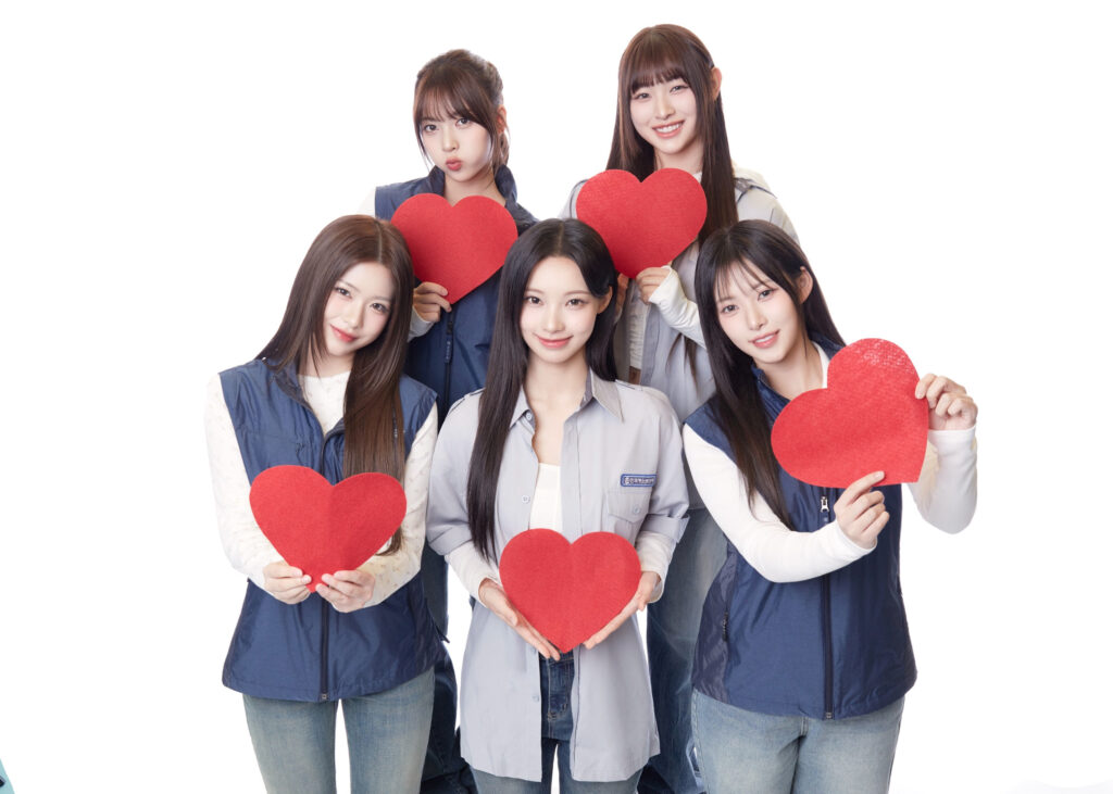 하트 포즈 단체 촬영컷