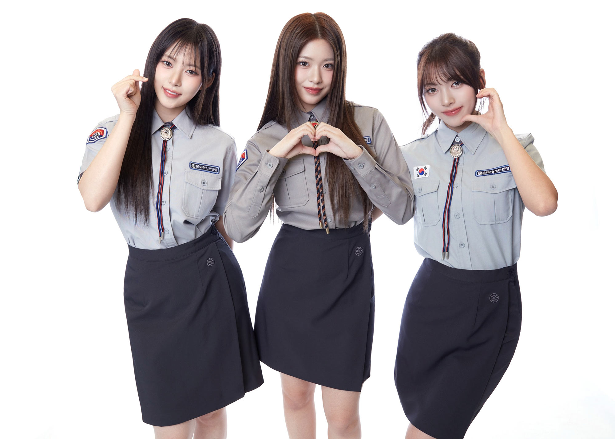 포토그래퍼 김준형이 캡처원 워크플로우와 하이키 조명 제어로 촬영한 걸그룹 리센느 리브, 제나, 메이의 한국청소년연맹 홍보모델 캠페인 화보로, 화이트 백드롭 배경에서 회색 단복 셔츠와 검은색 스커트를 입고 하트와 볼콕 포즈를 취하며 미소 짓는 모델들의 포트폴리오 사진 (phjun.co.kr)